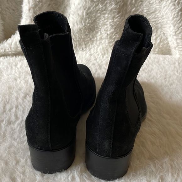 La Canadienne suede chelsea booties black basic minimalist - Picture 7 of 11